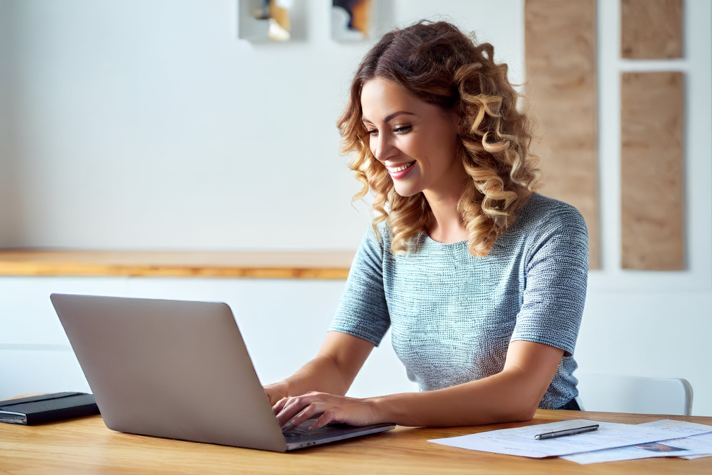 Copywriting w email marketingu. Jak pisać maile, które będą czytane? copywriting w email marketingu - kobieta pisze na laptopie